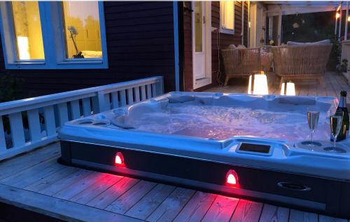Galería fotográfica de Holiday home with jacuzzi & sauna en Rimbo