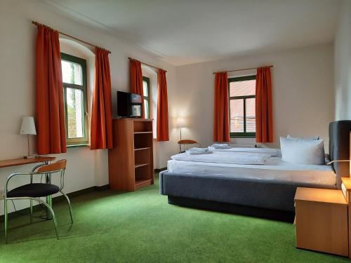 Schlafzimmer mit einem großen Bett und roten Vorhängen in der Unterkunft Gutshof Hauber in Dresden