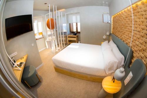 Un pat sau paturi într-o cameră la Hotel Faro Lariño