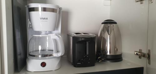Kemudahan buat kopi dan teh di Pirovac Premium Luksuzni Mobile-Home on the beach 6 ležaja satelit tv wifi klima 2 x wc velika terasa full opremljena ljubimci dozvoljeni parkirno mjesto 10m do plaže pogodno za djecu mali obiteljski kamp 100m do centra mjesta