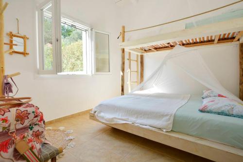 een slaapkamer met een bed met een houten frame bij Villa Siga - Siga in Kokkínion