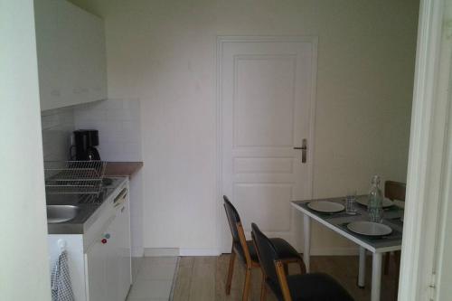 Kuchyň nebo kuchyňský kout v ubytování Petite maisonnette atypique et son jardinet