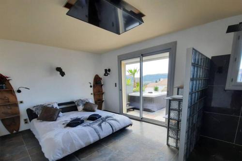 een slaapkamer met een bed en uitzicht op een bad bij Rêves de vie, studio Port Miou perle rare à Cassis in Cassis