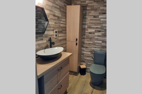 La salle de bains est pourvue d'un lavabo et de toilettes. dans l'établissement Rêves de vie, studio Port Miou perle rare à Cassis, à Cassis