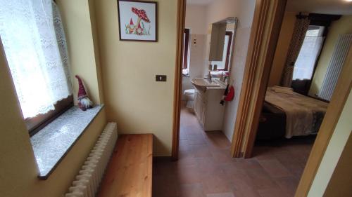 um quarto com casa de banho com lavatório e WC em Casa Vacanze: Maison Des Gnomes em Challand Saint Anselme
