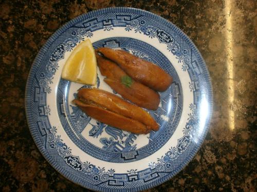 un plato azul y blanco con tres salchichas y un limón en Rathmore House Bed & Breakfast, en Baltimore