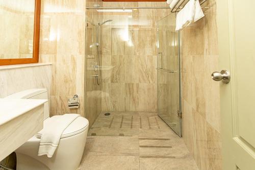 Plakan Resort tesisinde bir banyo