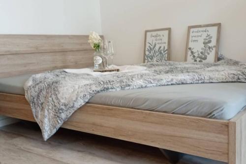 1 dormitorio con cama de madera y manta en Apartmán Dvojka, en Náchod