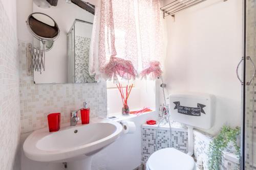 Et badeværelse på VG FONTANA DI TREVI - 5 STELLE Camera con balcone