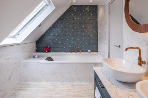 Hôtel Le Tourville by Inwood Hotels photo 60