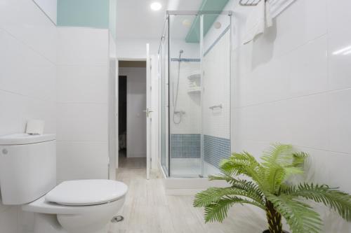 A bathroom at ATLANTICO Family Home by Cadiz4Rentals