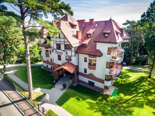 an overhead view of a large house with a yard at Nadmorskie Pokoje i Apartamenty in Krynica Morska