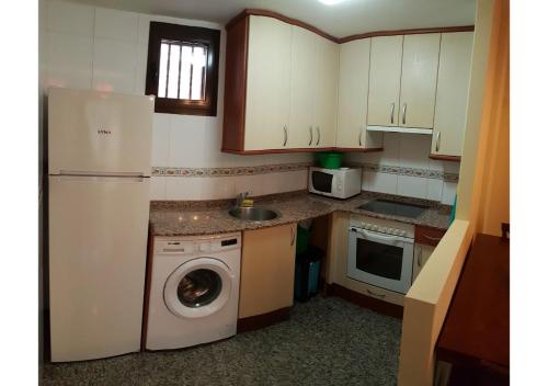 uma cozinha com um frigorífico branco e uma máquina de lavar roupa em Bilbilis de Mundobriga em Calatayud