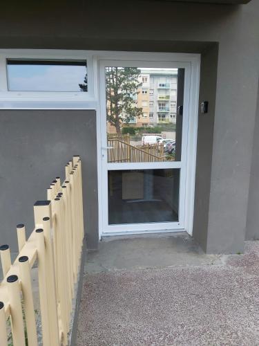 une porte avec une rangée de chaises à côté d'un bâtiment dans l'établissement Studio des Marches de Bretagne, à Fougères