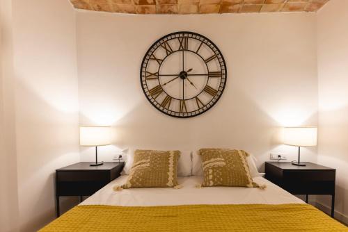 A bed or beds in a room at Bravissimo Cort Reial Entresol A