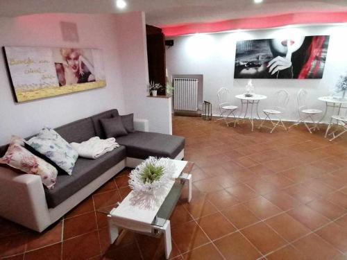 un soggiorno con divano, tavoli e sedie di Maison Rinaldi SrL a Bari