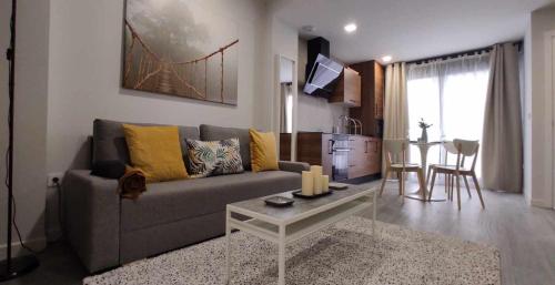 een woonkamer met een bank en een tafel bij GRUPO LIMCOTEl PERLA 1 in Córdoba