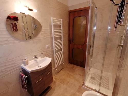 een badkamer met een wastafel en een douche bij San Bartolo Rent Apartments, un passo da Firenze in Trespiano