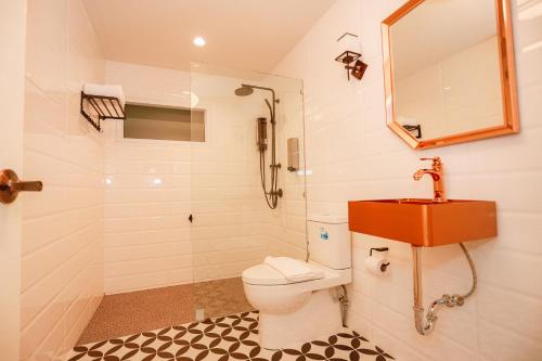 a bathroom with a toilet and a shower and a sink at Chertel Poshtel in Ban Chamun (2)