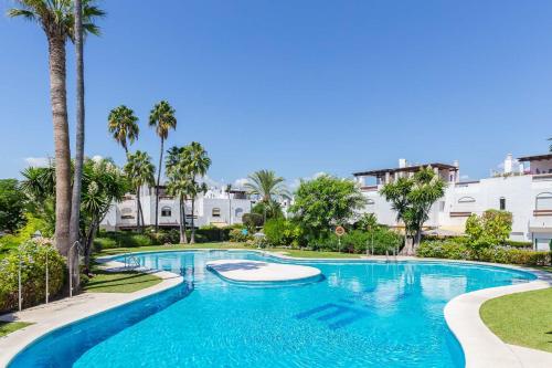 Bazén v ubytovaní Charming Beachside Townhouse in San Pedro A Lovely Retreat Steps from the Shore alebo v jeho blízkosti