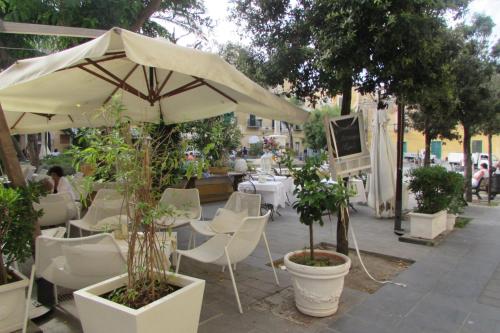 En restaurant eller et andet spisested på Mareluna Casa Del Mare