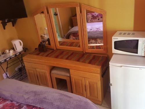 a small room with a microwave and a counter with a microwave at The Loft Lynette's in Krugersdorp
