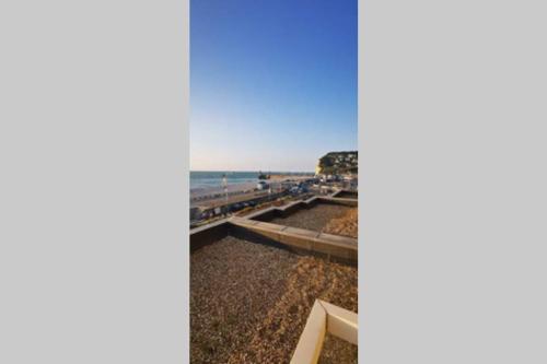 a view of the beach and the ocean at Idéal famille et couple , vue mer residence calme in Fécamp