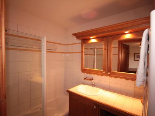 La salle de bains est pourvue d'un lavabo, d'une douche et d'un miroir. dans l'établissement Appartement Les Saisies, 3 pièces, 6 personnes - FR-1-293-224, aux Saisies