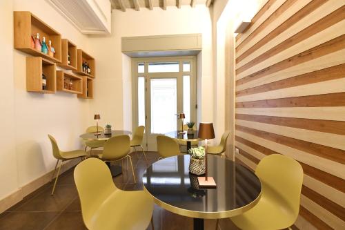 a dining room with a table and chairs at Palazzo degli Stemmi in Todi