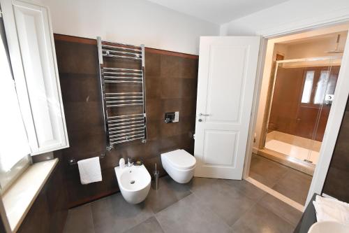 a bathroom with a toilet and a sink and a shower at Palazzo degli Stemmi in Todi