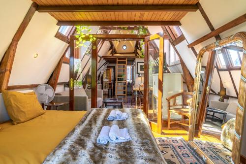 - une chambre dans une petite maison avec des chaussons sur le lit dans l'établissement B&B Singel Suites, à Amsterdam