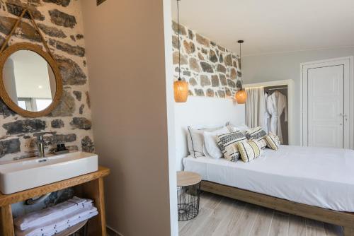 Ένα ή περισσότερα κρεβάτια σε δωμάτιο στο Adrakos Apartments (Adults Only)