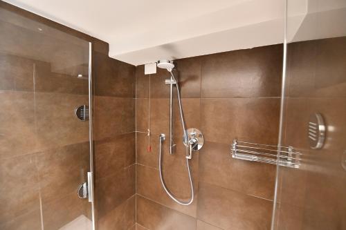 a bathroom with a shower with a glass door at Palazzo degli Stemmi in Todi