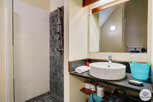 a bathroom with a sink and a shower at T2 - Cantebazi 3 étoiles- plage de Saint-Leu in Saint-Leu