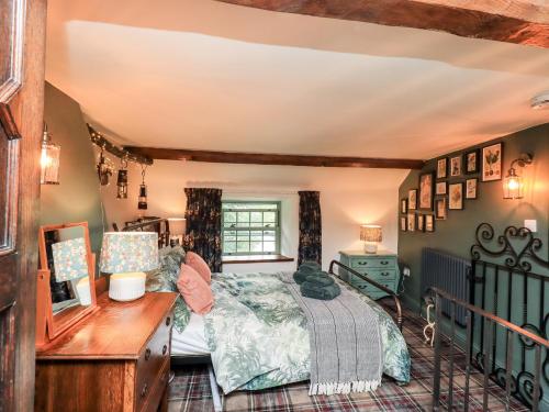 Schlafzimmer mit einem Bett und einem Schreibtisch in der Unterkunft Bonny Bits Cottage in Alston