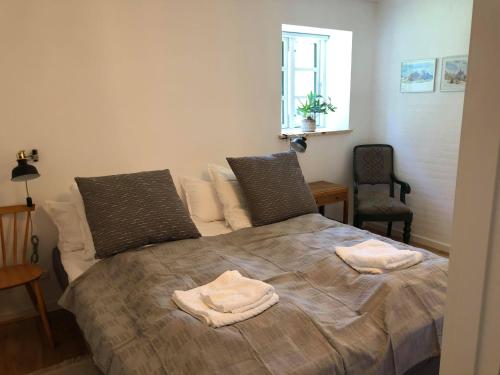 1 dormitorio con 1 cama con 2 toallas en Tøndegården 2 rooms apartment en Odense