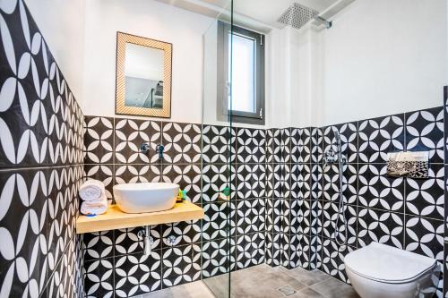 bagno con parete decorata in bianco e nero di Dionisos Luxury Villas a Pefkohori