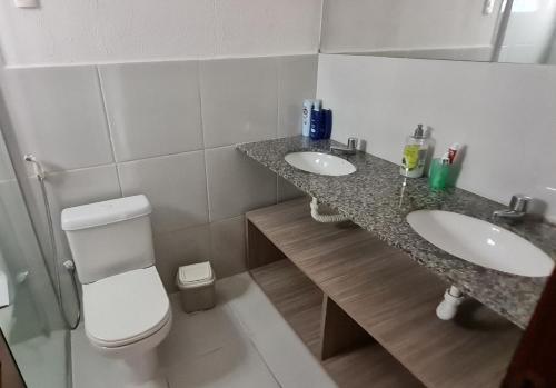 łazienka z 2 umywalkami i toaletą w obiekcie Flat no bosque da praia Pipa-RN w mieście Pipa
