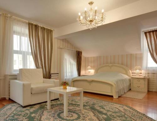 Un pat sau paturi într-o cameră la Boutique Hotel RedHouse