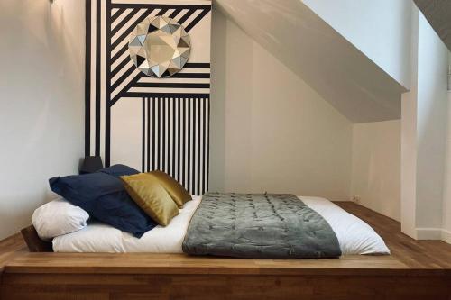 - un lit installé sur une plate-forme en bois dans l'établissement Brive centre, superb appartement en face du Marché Primé, à Brive-la-Gaillarde