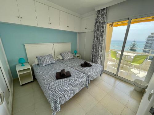 Ένα ή περισσότερα κρεβάτια σε δωμάτιο στο Apartamentos Orfeo Azul "Rehabilitación fachada en progreso 2025-26, Façade rehabilitation in progress 2025-26"