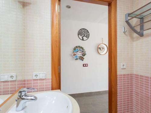 y baño con lavabo y espejo. en Matarolux20, en Mataró