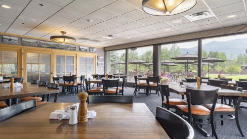 A restaurant or other place to eat at Holiday Inn Steamboat Springs, an IHG Hotel