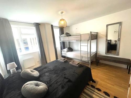 Säng eller sängar i ett rum på Bermondsey apartment