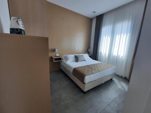 a small bedroom with a bed and a window at Bed and breakfast Villa Tota in Catanzaro Lido