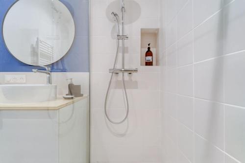 une salle de bain avec une douche avec un lavabo et un miroir dans l'établissement O'DOCK - Bel appartement dans le quartier des Docks et de la Joliette, à Marseille