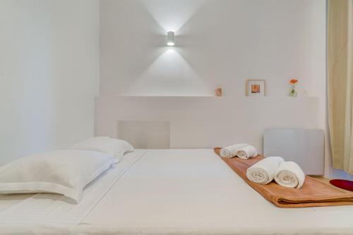 - un lit blanc avec un plateau de serviettes roulées dans l'établissement O'DOCK - Bel appartement dans le quartier des Docks et de la Joliette, à Marseille
