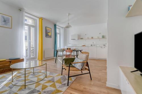 un salon avec une table et des chaises dans l'établissement O'DOCK - Bel appartement dans le quartier des Docks et de la Joliette, à Marseille