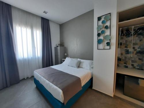 una camera con un letto in una stanza con una finestra di Bed and breakfast Villa Tota a Catanzaro Lido