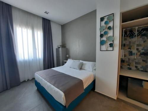 a bedroom with a bed in a room with a window at Bed and breakfast Villa Tota in Catanzaro Lido